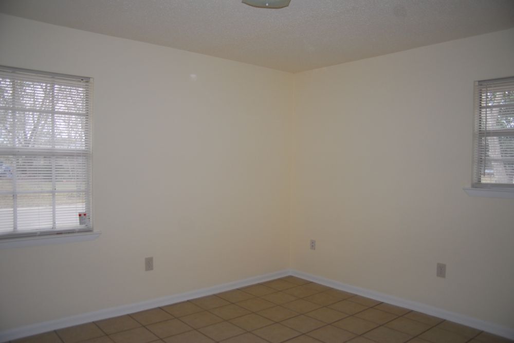 Building Photo - 1005 Debra Dr
