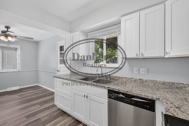 Building Photo - 6946 Kinsman Dr