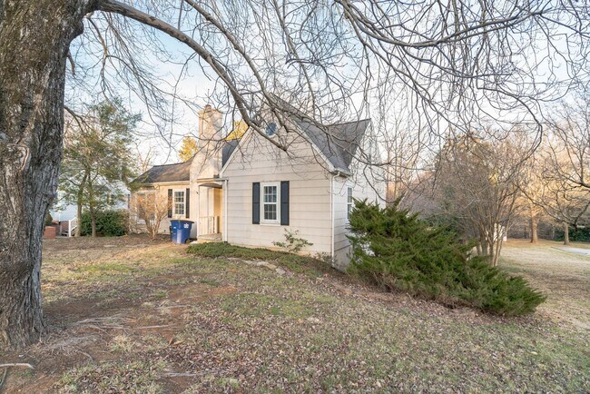 Building Photo - 4/ 1.5 Just minutes from Wake Forest Unive...