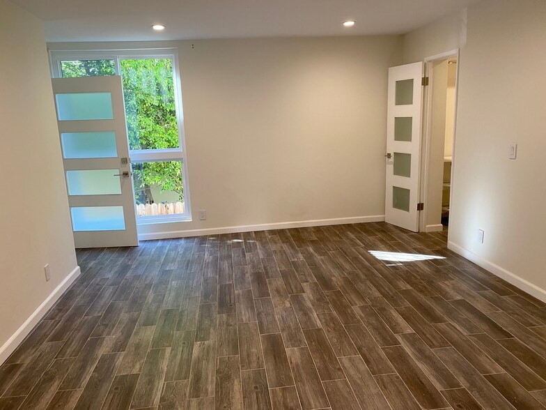 Walk in closet and entrance to balcony from bedroom - 911 N Kings Rd