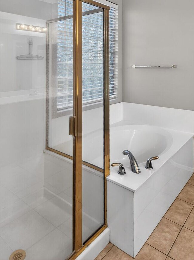 Building Photo - Charming 4 Bedrooms/ 3.5 Bath Home in Desirable Fox Crossing!!