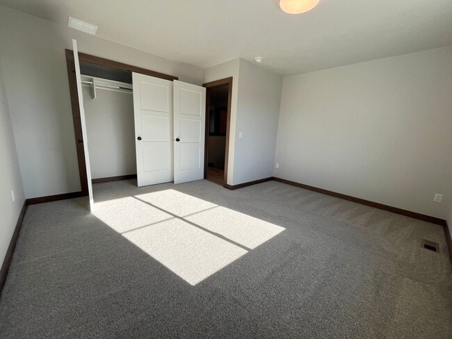 Building Photo - Newly Built 4 Bed/2.5 Bath Townhome in Aspen Ridge!