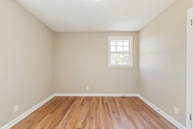 Building Photo - Charming 3-Bedroom 1.5 Bath Oasis in Bellevue