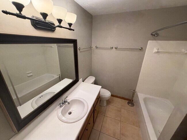 Building Photo - 3207 Shamrock St E