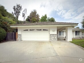 Building Photo - 3 Bedroom/2 Bathroom Private Home with Lar...
