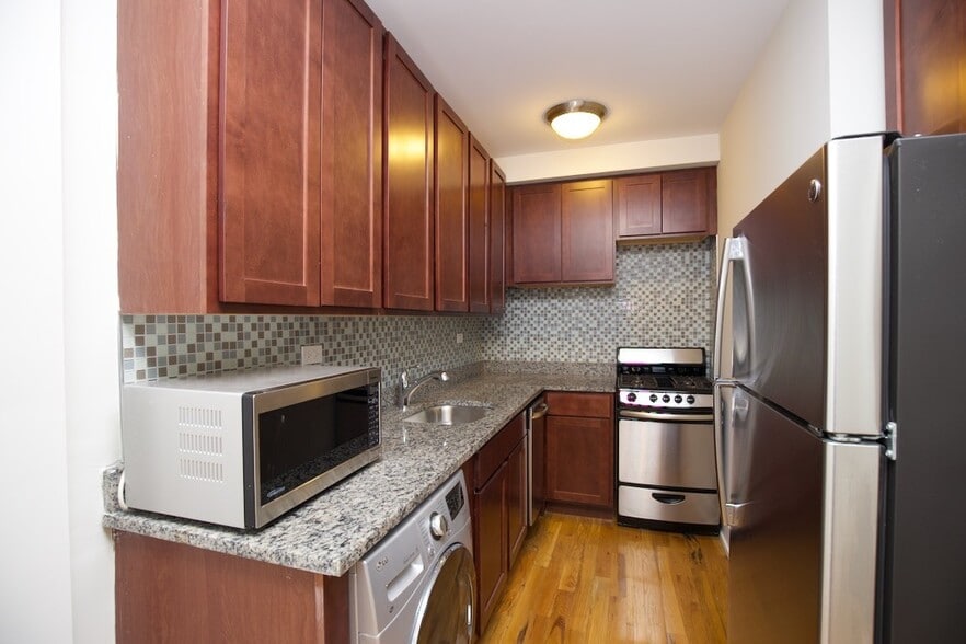 Building Photo - 555 W Arlington