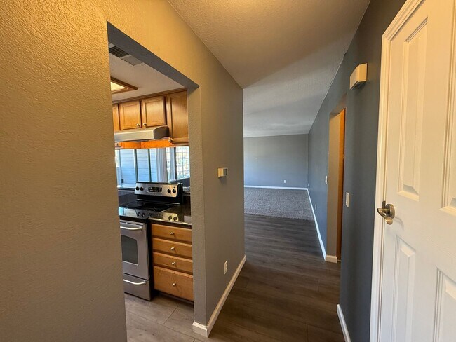 Building Photo - Parkview condo close to shopping & freeway access!