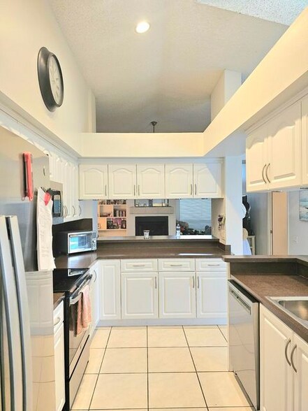 Building Photo - 14060 Greentree Dr