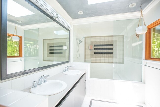 Building Photo - Mid Century 3 Bedroom Home Available Now i...