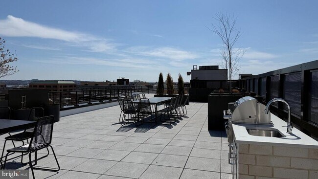 Building Photo - 811 N Columbus St