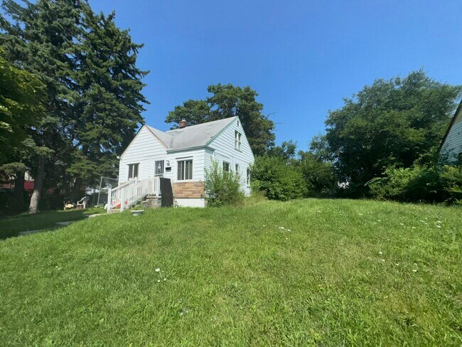 Building Photo - 18622 Lamont St