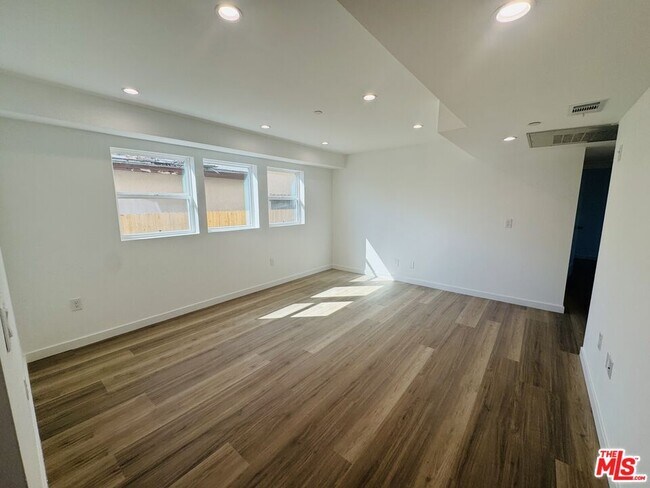 Building Photo - 231 E 85th St