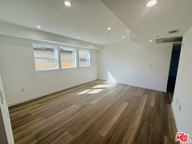 Primary Photo - 231 W 85th St