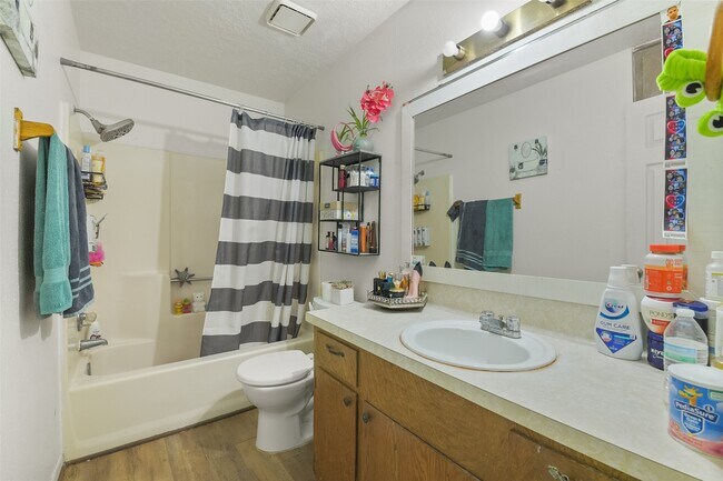 Building Photo - 217 Lazy Ln