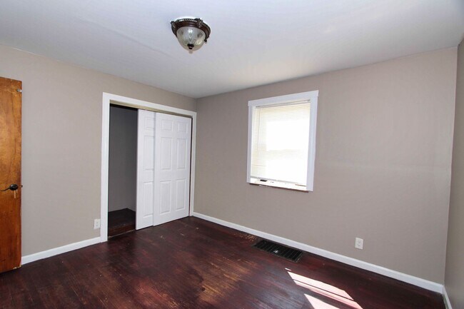 Building Photo - 2 Bedroom 1 Bathroom House