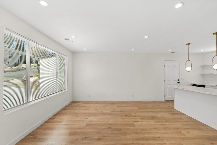 Building Photo - 8 Corte Dorado