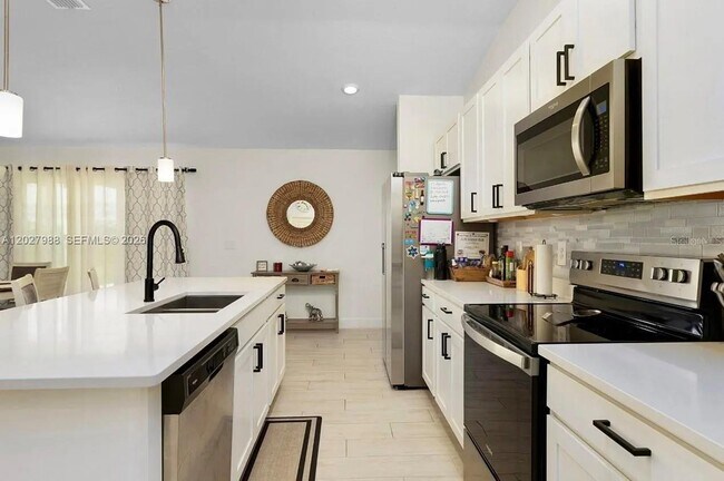 Building Photo - 1136 Papaya Cir.