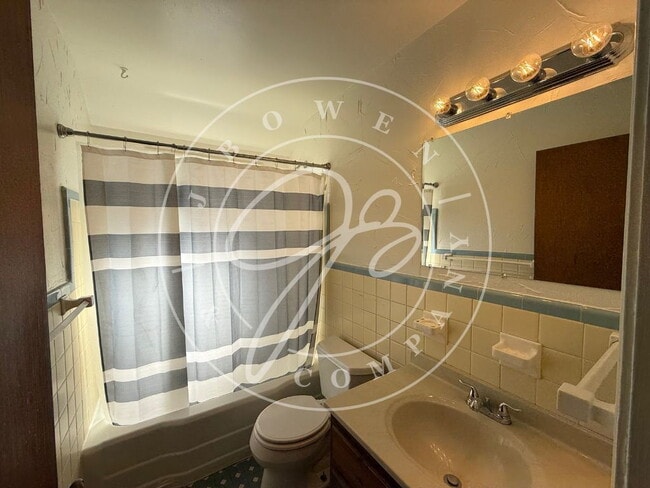 Building Photo - "Charming 2-Bed upper Duplex on Wyckliffe Parkway – Cozy Living Awaits!"