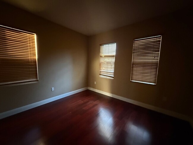 Building Photo - 3965 Collins St