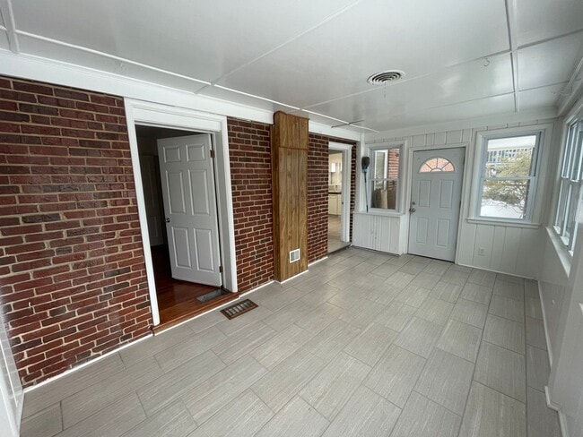 Building Photo - A 2 Bedroom Plus Den 1 Bath Brick Home Just Off Connecticut Ave. in Silver Spring