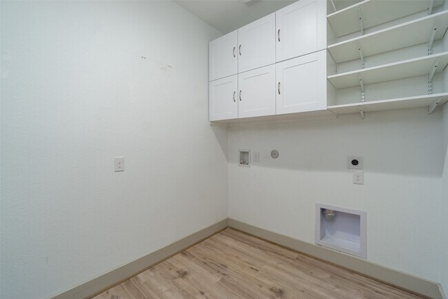 Building Photo - 2572 Ravenna Ct