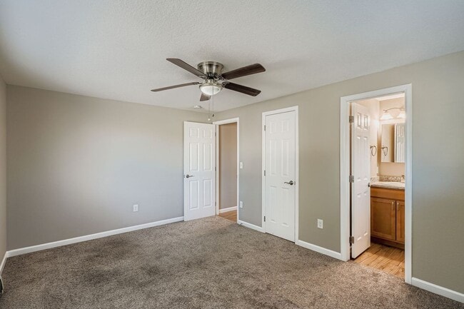 Building Photo - 4 Bed 2.5 Bath Duplex with Private Fenced ...