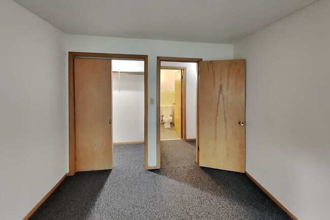 Building Photo - 402 N Prairie St