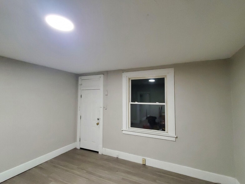 Building Photo - 550 Railroad St