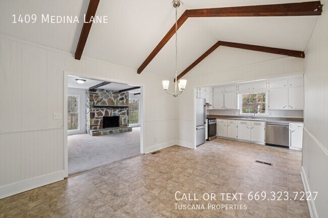 Building Photo - 1409 Medina Ln