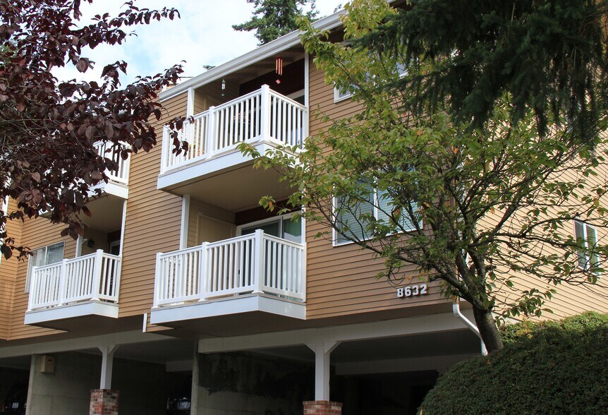 Sun or just relaxing deck - 8632 164th Ave NE