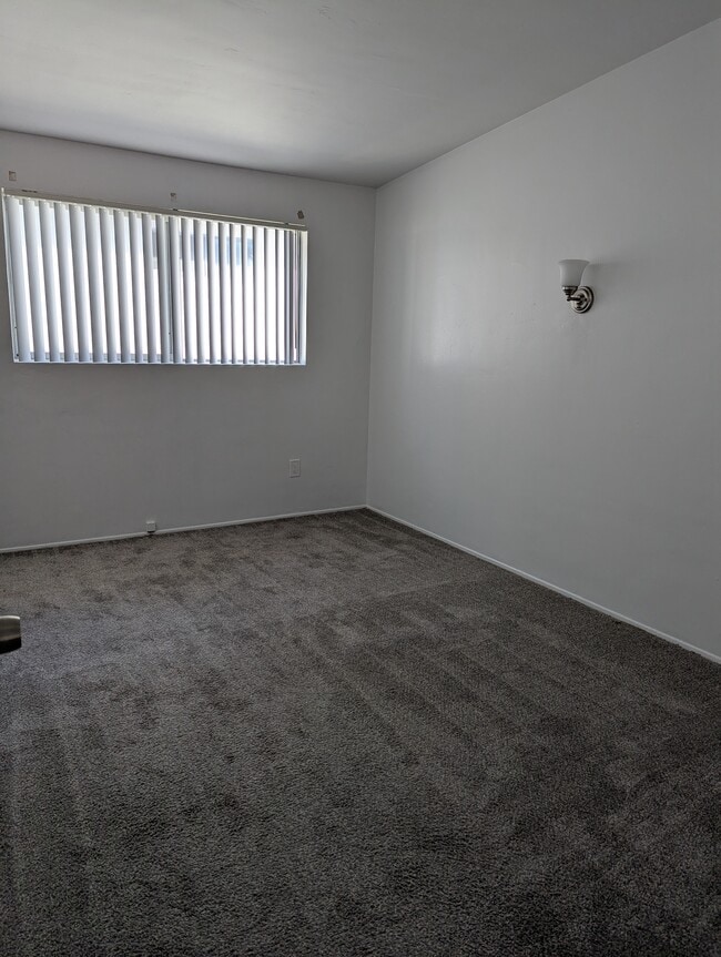 Building Photo - Holiday Manor Apartments