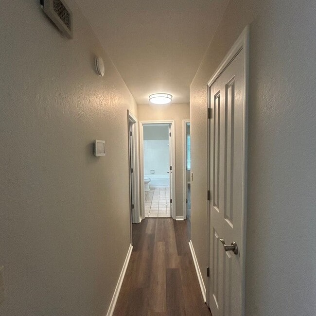 Building Photo - Enjoy Coming Home To This Beautiful and Well Maintained Home Close To Shopping, Restaurants & More!