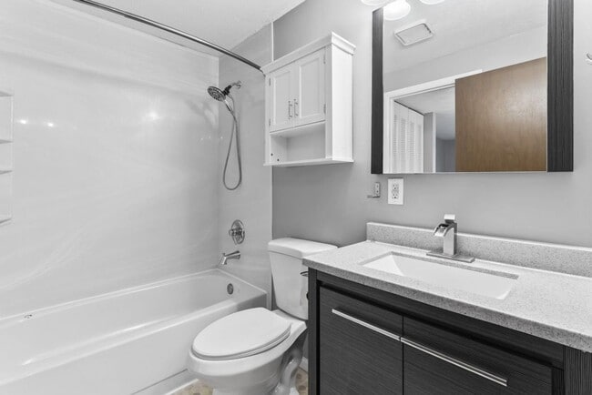 Building Photo - Special Offer – One Week Free Rent!