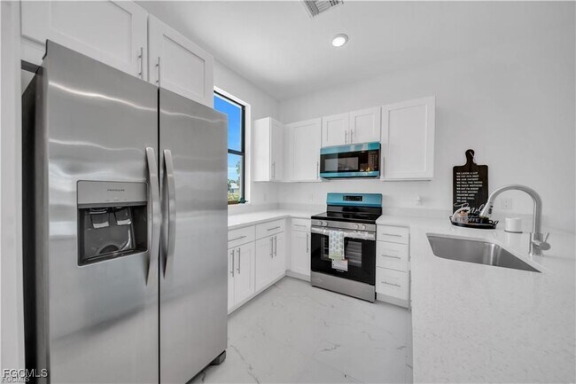 Building Photo - 2416-2418 Xelda Ave N