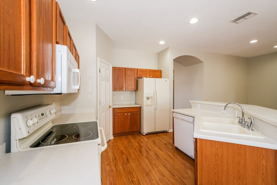 Building Photo - 16716 Caracara Ct