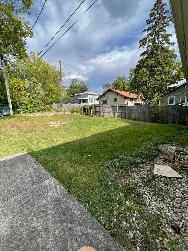 Building Photo - $200 off first months rent- Ball State Uni...