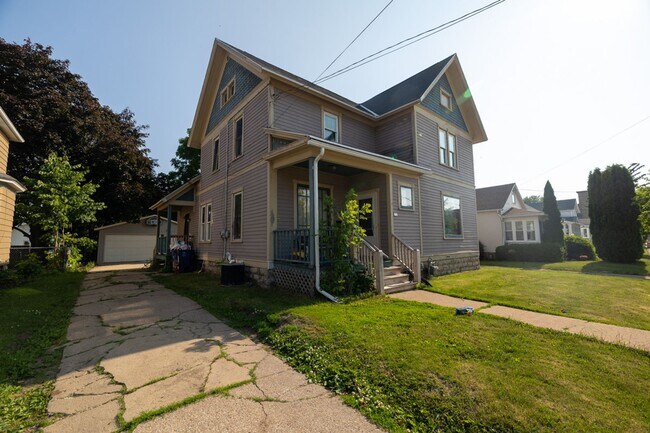 Building Photo - For Rent: 5 bed / 2 bath home in Oshkosh