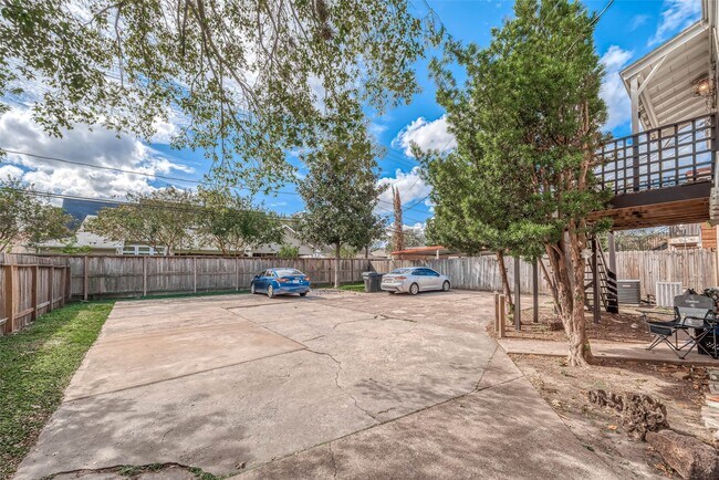 Building Photo - 6630 Lawndale St