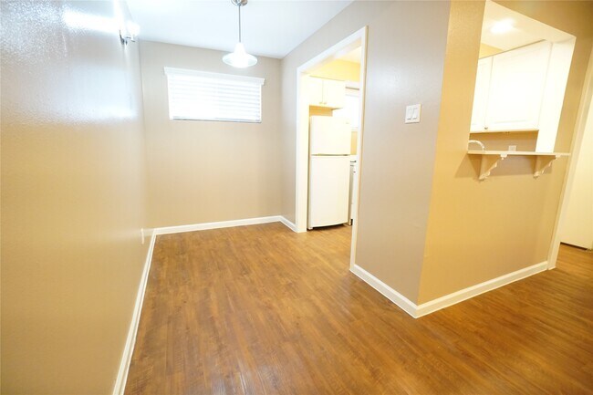 Building Photo - 2414 Mimosa Dr
