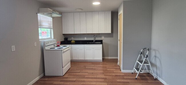 Building Photo - 9307 Coffee St