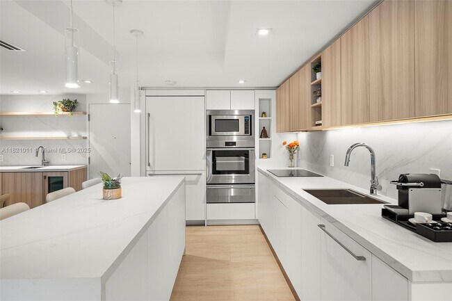 Building Photo - 2301 Collins Ave