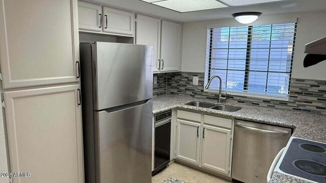 Building Photo - 925 N College Ave