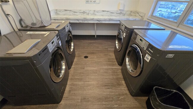 Building Photo - 300 Bayview Dr