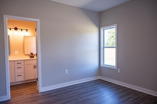 Building Photo - 8452 Oak Shade Cir