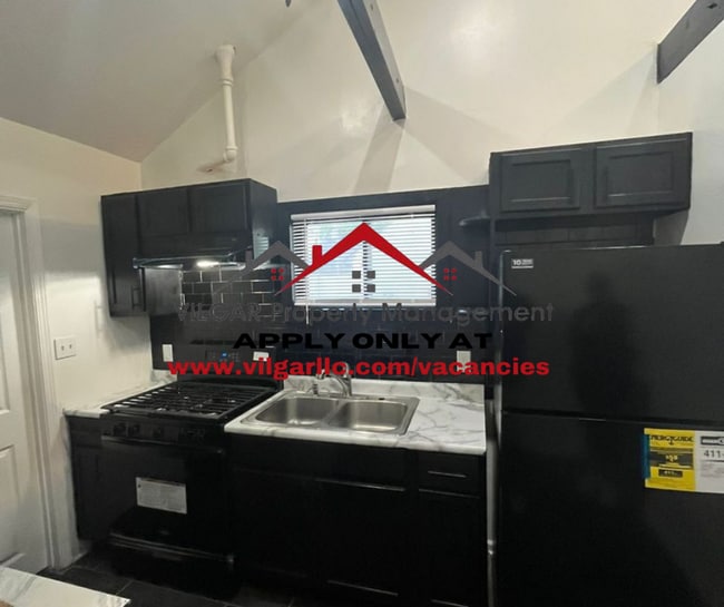 Building Photo - This cozy 3 bedroom, 1 bathroom home is pr...