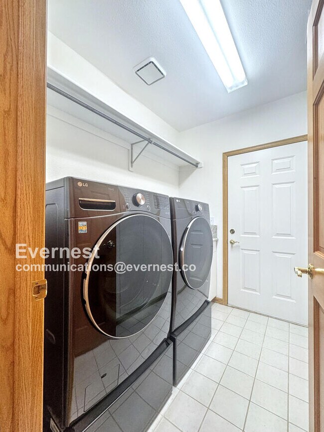 Building Photo - 990 Utica Cir