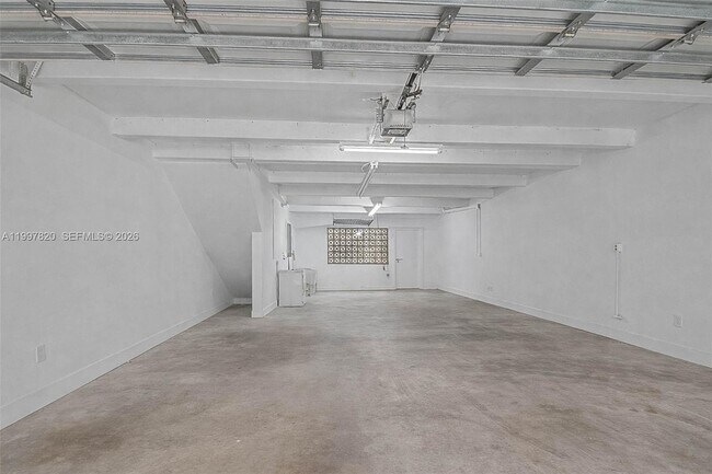 Building Photo - 2000 Brickell Ave