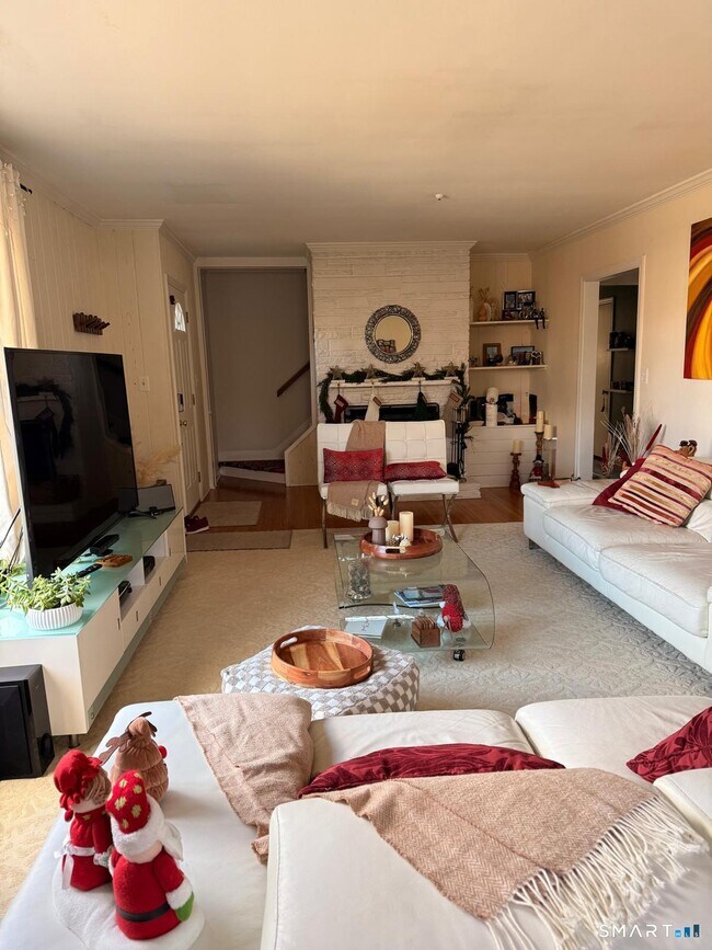 Building Photo - 12 Belaire Dr