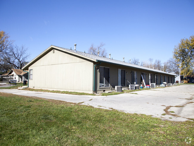 Building Photo - Newly renovated apartments in quiet neighb...