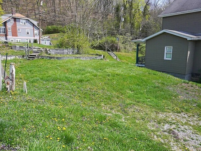 Building Photo - 148 8th St